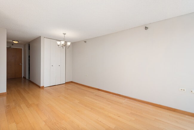 Building Photo - 1122 N Clark St