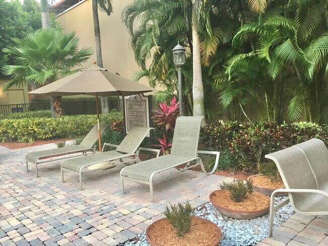 Building Photo - 720 S Sapodilla Ave