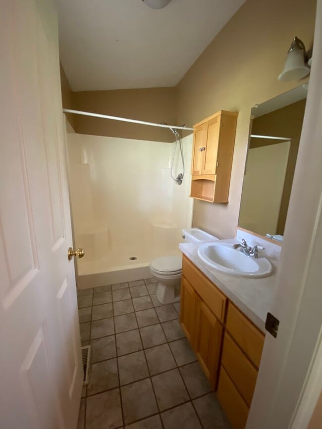 Building Photo - 5 bedroom / 3 bathroom Single Family Home