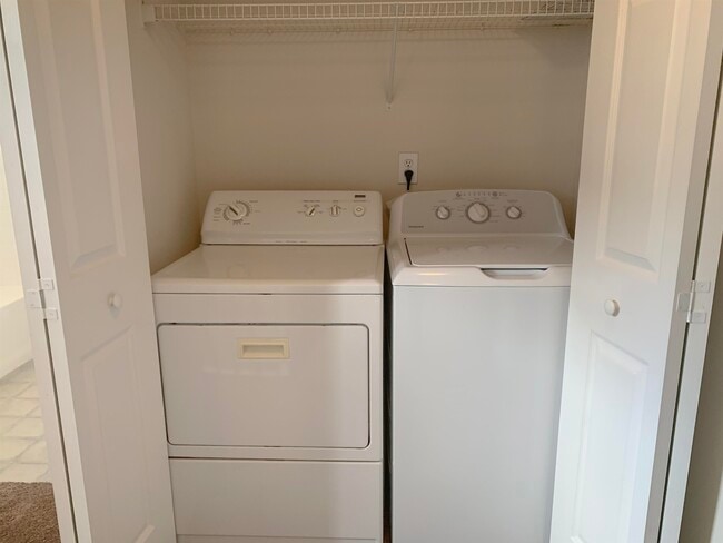 Building Photo - 2005 Mariposa Vista Ln