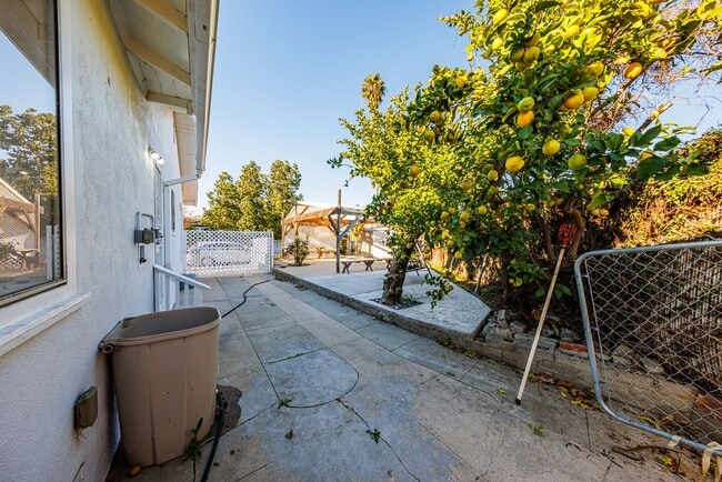 Building Photo - 3 Bedroom Home with Outdoor Space in Frogtown!