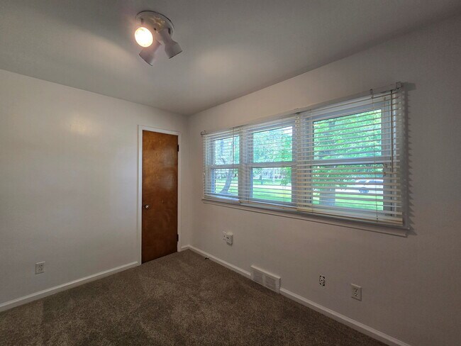 Building Photo - 22419 Fairway Dr