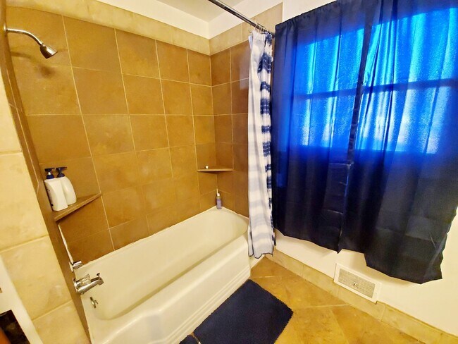 Building Photo - 910 Bungalow Ct