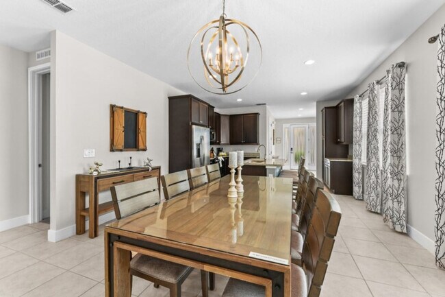 Building Photo - 350 Lasso Dr