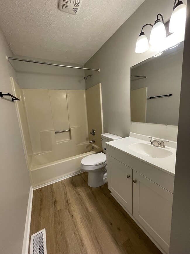 Building Photo - 139 E Vail Dr