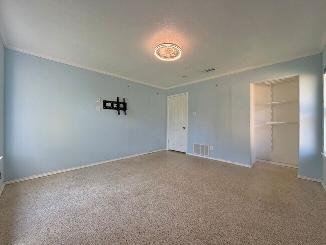 Building Photo - 7103 Twin Crest Dr