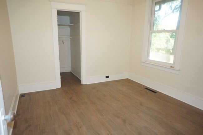 Building Photo - Beautiful 3 bedroom 1 bathroom NE Bungalow "Sabin area"
