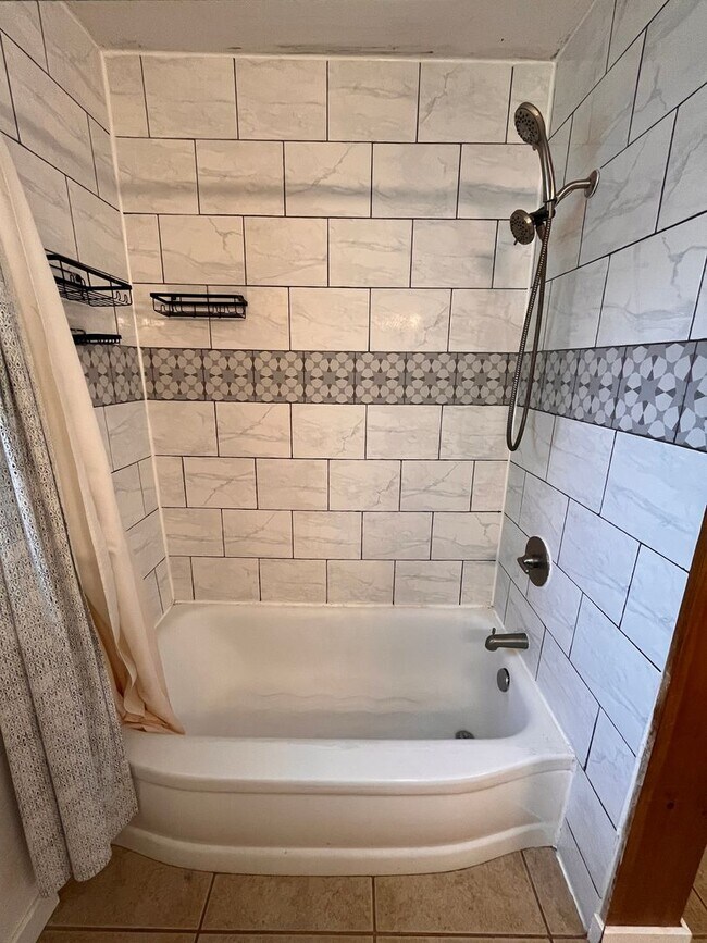 Building Photo - Upgraded 3 bed 2 bath large backyard
