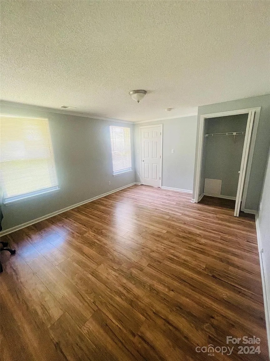 Building Photo - Room in House on Flint Glenn Ln