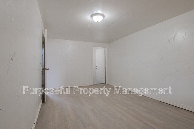 Building Photo - 3128 NE 15th St