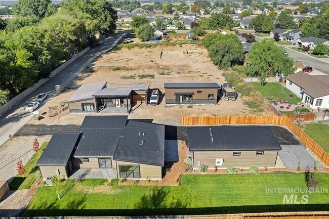 Building Photo - 384 London St