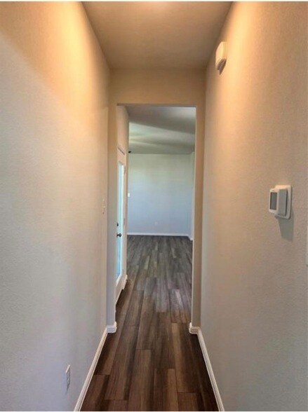 Building Photo - 900 Portina Dr