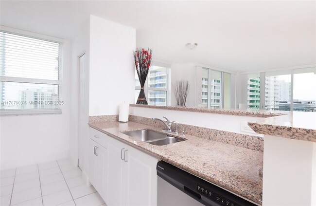 Building Photo - 1155 Brickell Bay Dr