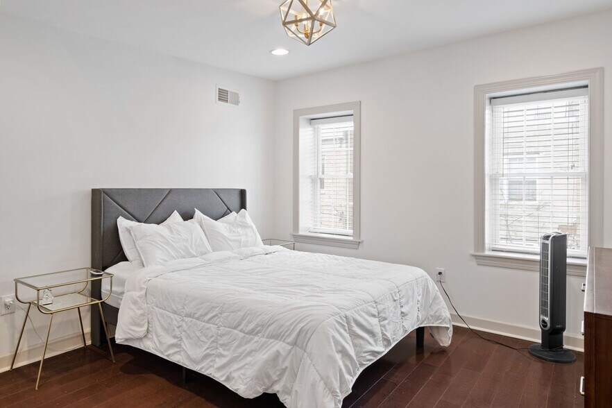 Building Photo - 710 Clymer St