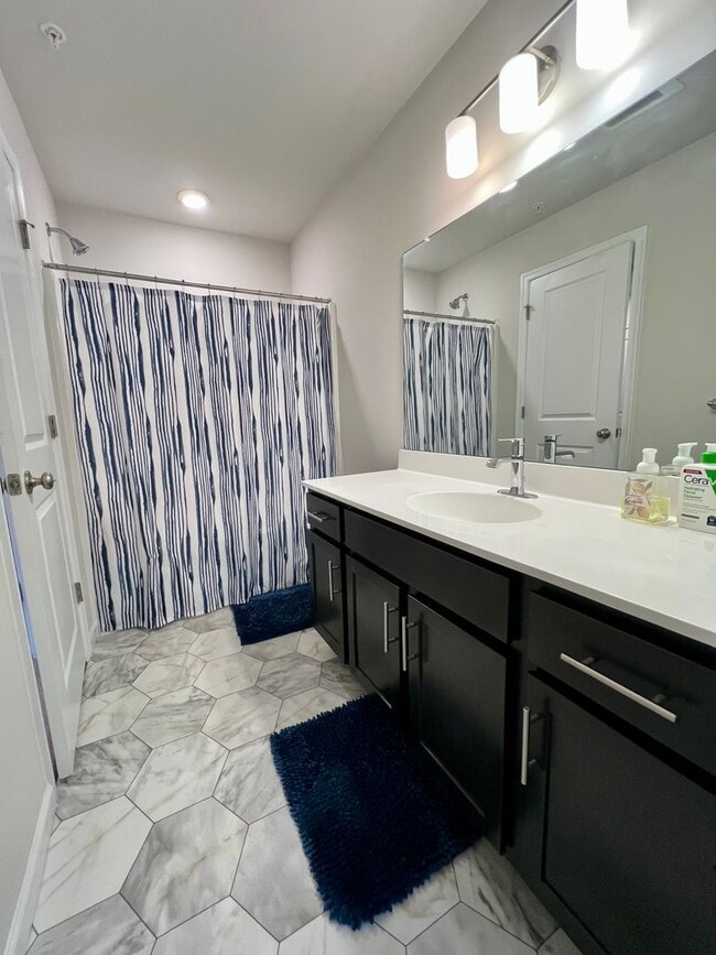 Building Photo - Luxurious 3-Bedroom Townhome in Norristown! Available mid-July!