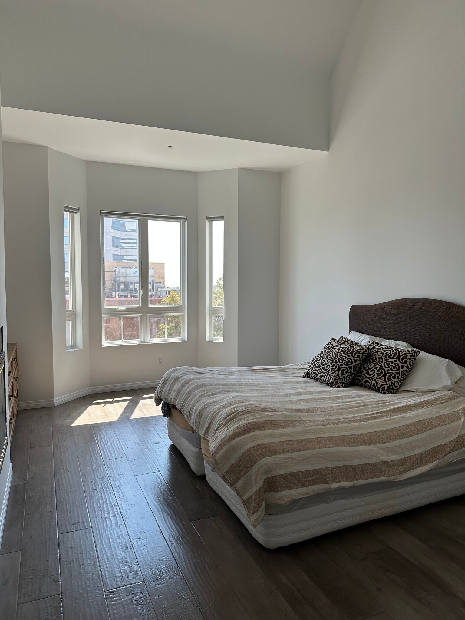 Master bedroom w high ceilings - 12222 Wilshire Blvd