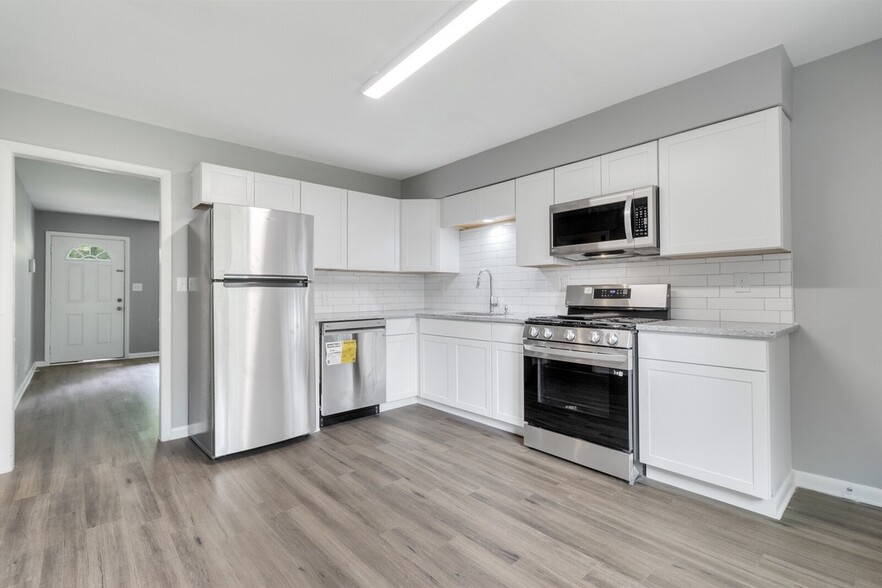 Full kitchen with brand new LG ThinQ smart stainless steel appliances - 2058 Nettie Ct