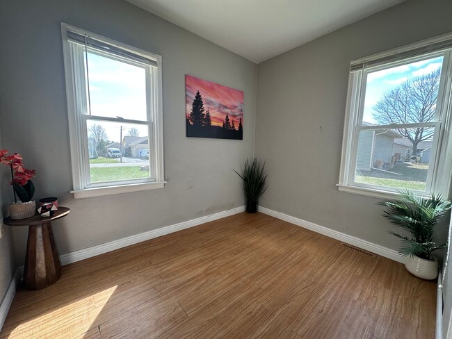 Building Photo - 2 bedroom, 1 bath home for rent in Evansdale