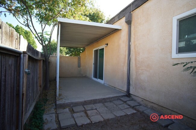 Building Photo - Apartment in Central Bakersfield!