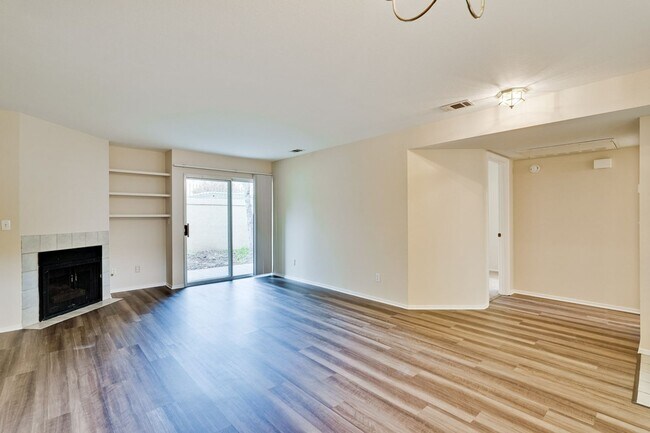 Building Photo - Cute One Bedroom Condo with Central AC and Heat.