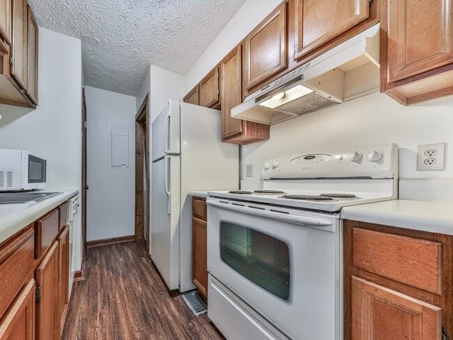 Building Photo - 1101 Fairway Oaks