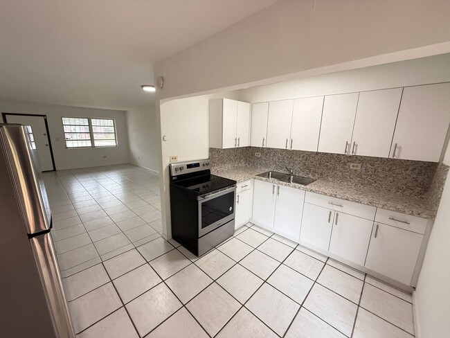 Building Photo - SPACIOUS 2 BD 1 BATH UNIT WITH LARGE BACKYARD