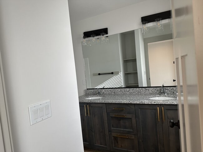 Building Photo - 852 250 N