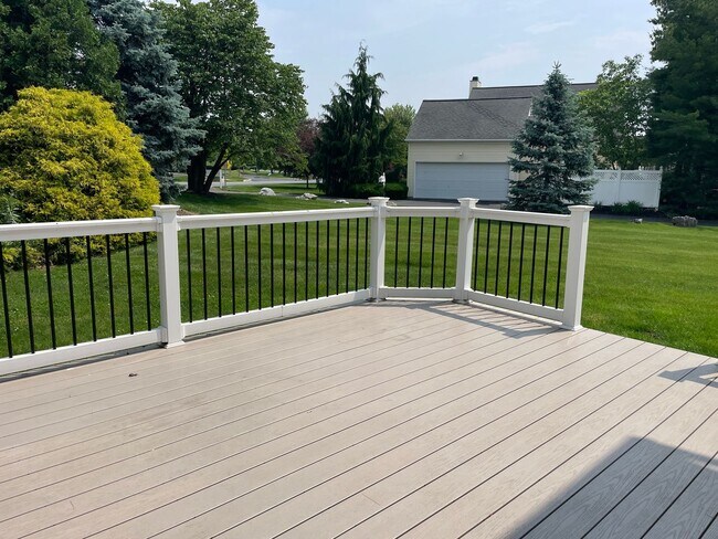 Building Photo - Luxury 3 Bedroom, 1.5 Bathroom End of Row ...