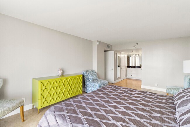 Building Photo - 290 174th St St