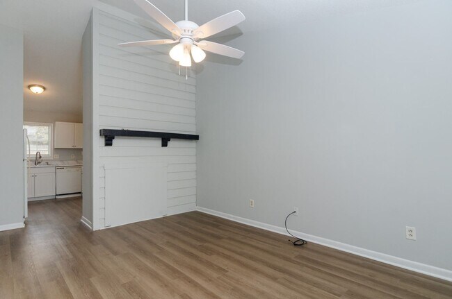 Building Photo - 819 Varsity Dr