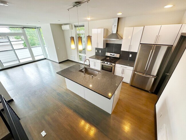 Building Photo - 3Bd/3Ba Seattle Townhouse