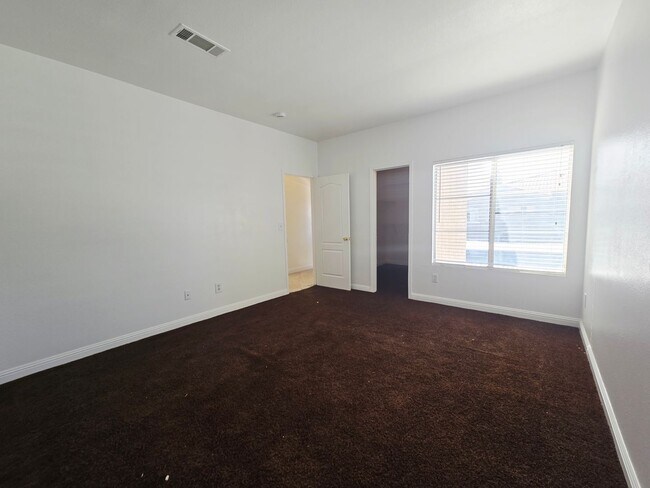 Building Photo - ONE BEDROOM ONE BATH UPSTAIRS CONDO!