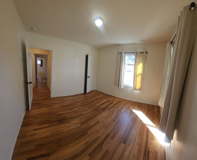 Building Photo - Well maintained 5 bedroom 2 bath with garage