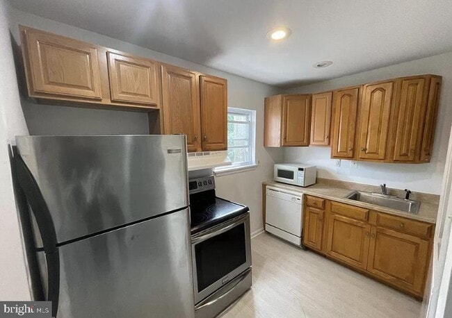 Building Photo - 2606 W Girard Ave