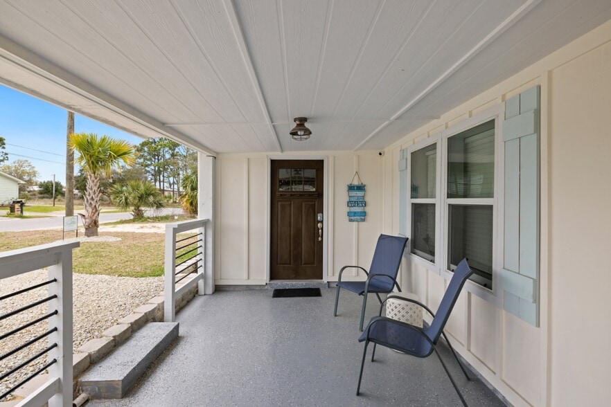 Building Photo - 5616 Pinetree Ave
