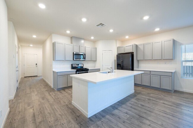 Building Photo - 4 bedroom 2 bath