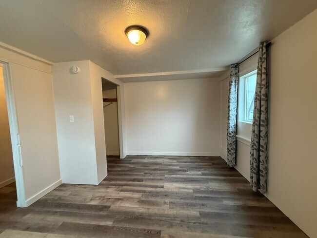 Building Photo - 1071