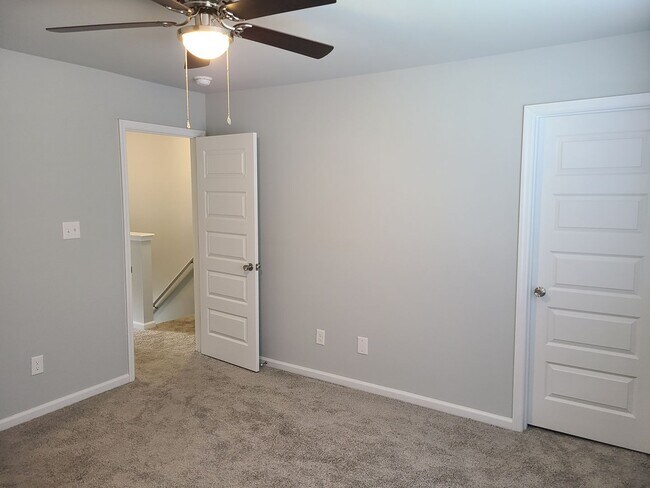 Building Photo - Beautiful end unit - 2 bedroom 2.5 bath townhome - Holly Ridge