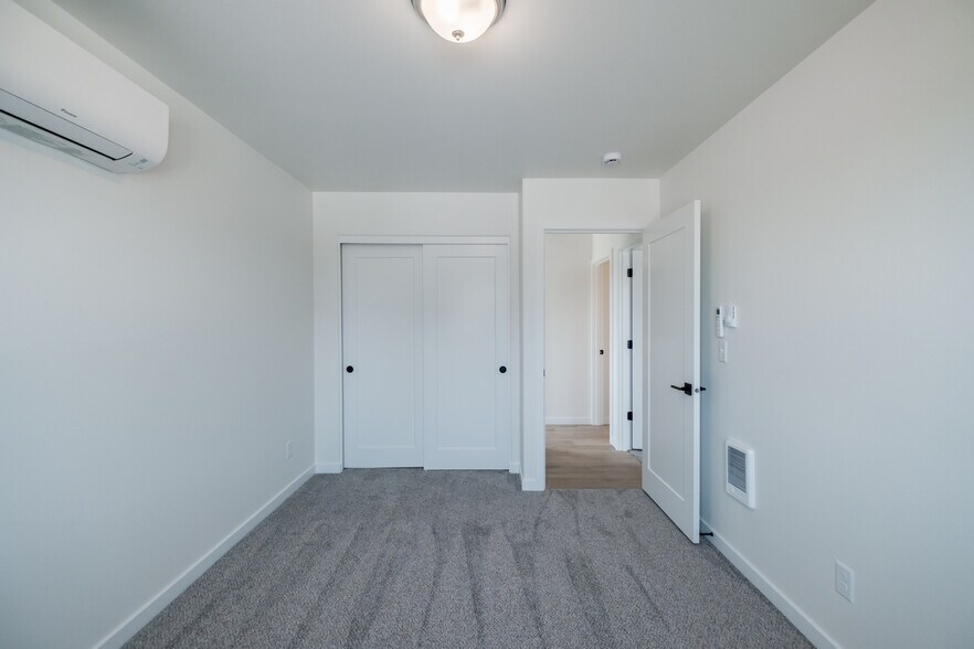 Building Photo - 400 Wagon Wheel Dr