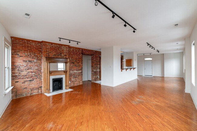 Primary Photo - 79 Parsons Ave