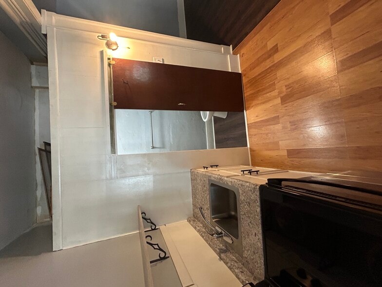 Building Photo - 406 N D St