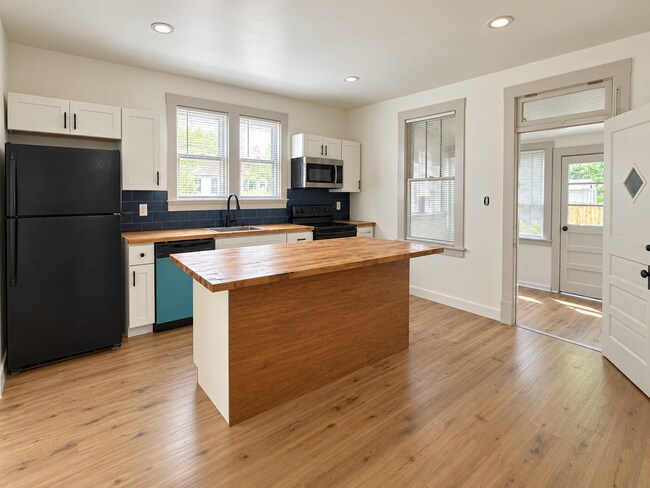 Building Photo - 8611 Vasel Ave