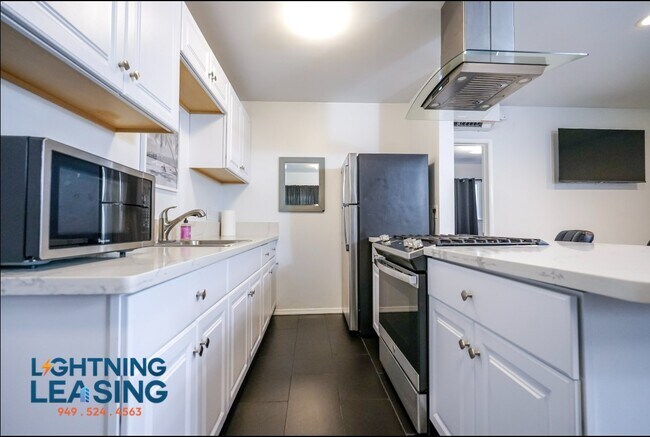 Building Photo - 242 3rd Ave