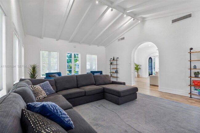 Building Photo - 113 NE 101st St