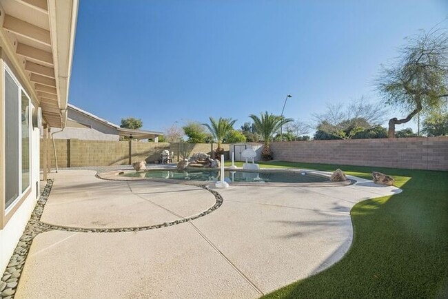 Building Photo - 1057 S Jamaica Way