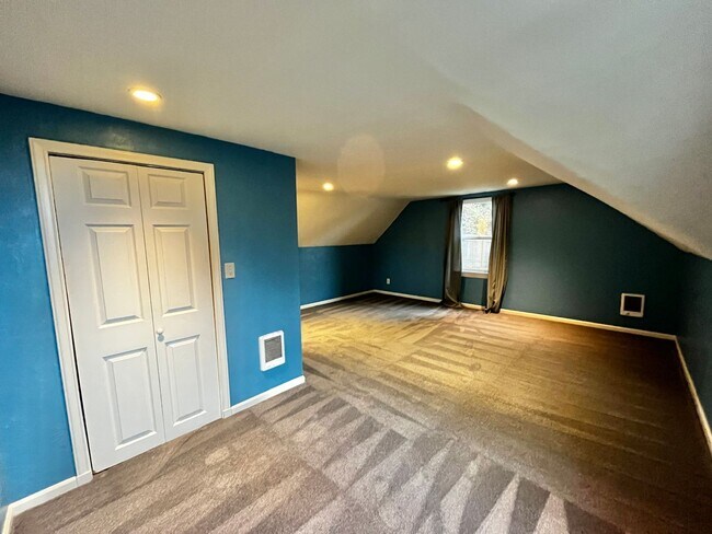 Building Photo - Cozy Bremerton Home on Large Corner Lot