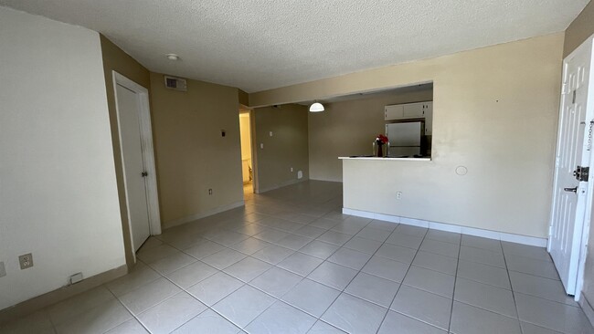 Building Photo - 250 Palm Cir W
