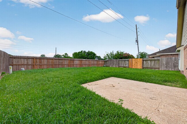 Building Photo - 6915 Great Oaks Shadow Dr