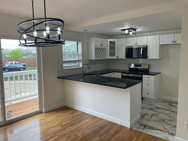 Building Photo - Beautiful 2 Bed, 1.5 Bath Townhome on the Edge of the Desirable Hill Neighborhood Available for Rent