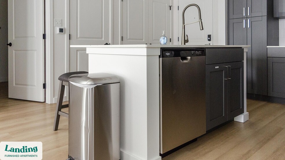 Building Photo - 650 N Main St